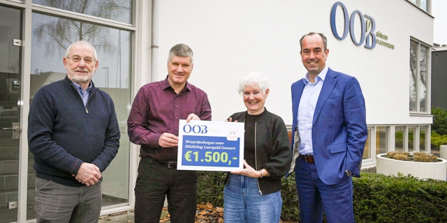 Trots op gift van collega aan Stichting Leergeld Gemert e.o.